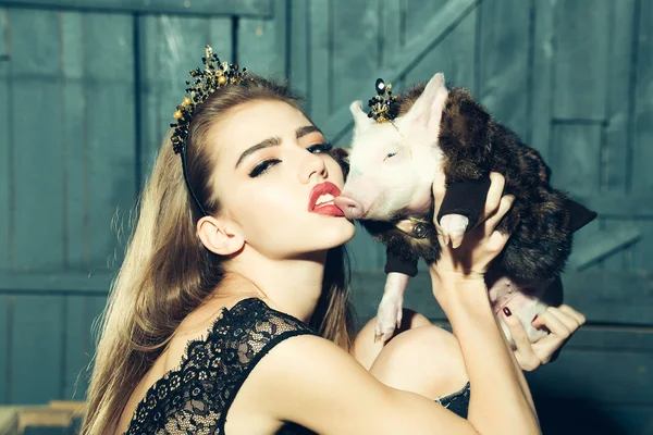 젊은 여자와 돼지 — 스톡 사진