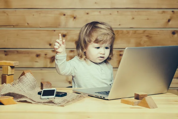 Kleine jongen met computer en telefoon — Stockfoto