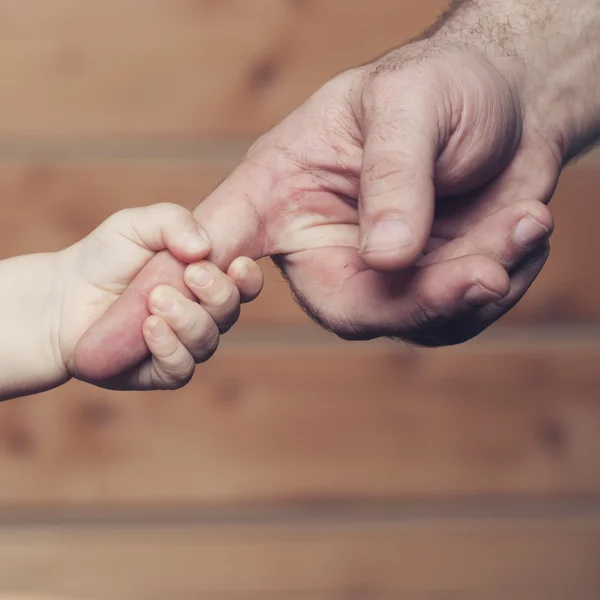 Mains de fils et de père — Photo