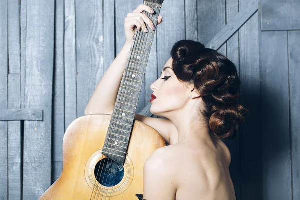 Retro kvinna med gitarr — Stockfoto