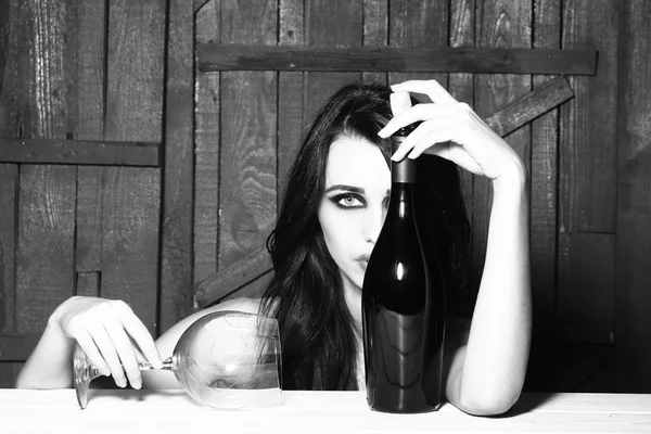 Sexy Frau mit Wein — Stockfoto