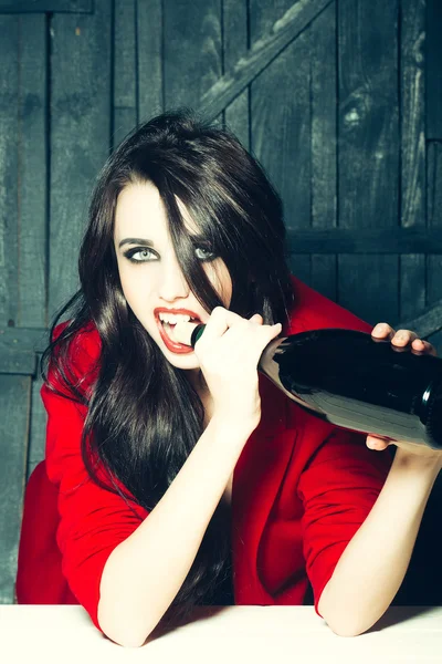 Mujer abriendo botella de vino —  Fotos de Stock