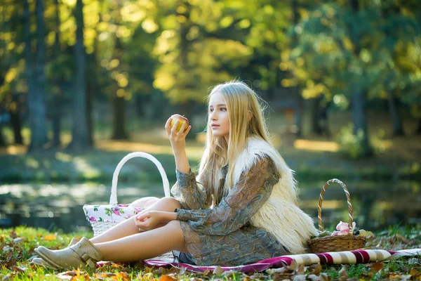 Söt flicka på picknicken — Stockfoto