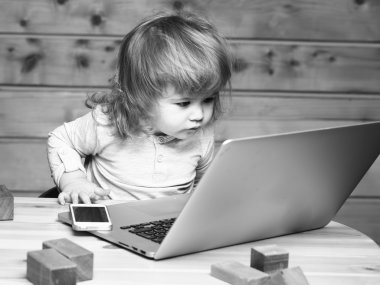 Bilgisayar ve telefon ile küçük çocuk