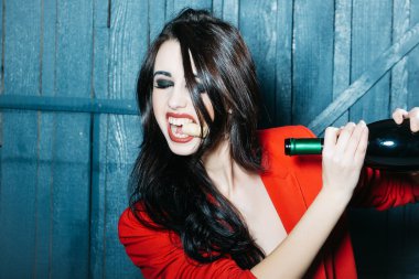 kadın açılış şarap şişe