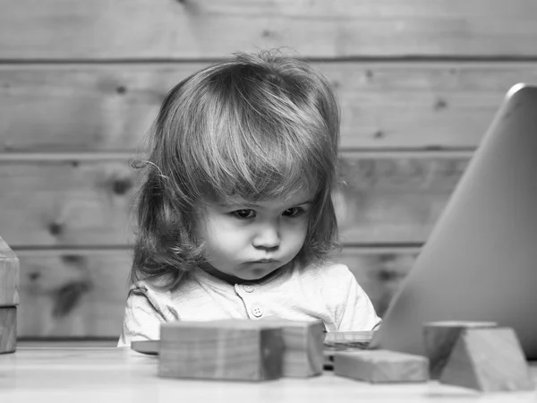 Niño pequeño con ordenador y teléfono — Foto de Stock