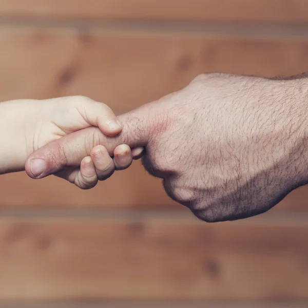 Руки сина і батька — стокове фото