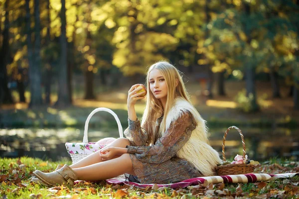 Söt flicka på picknicken — Stockfoto