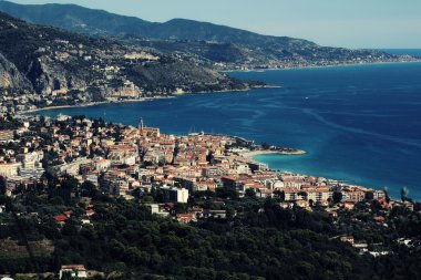 Şehre karşı yüksek dağlar