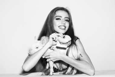 Burger ve pigglet kadın ile