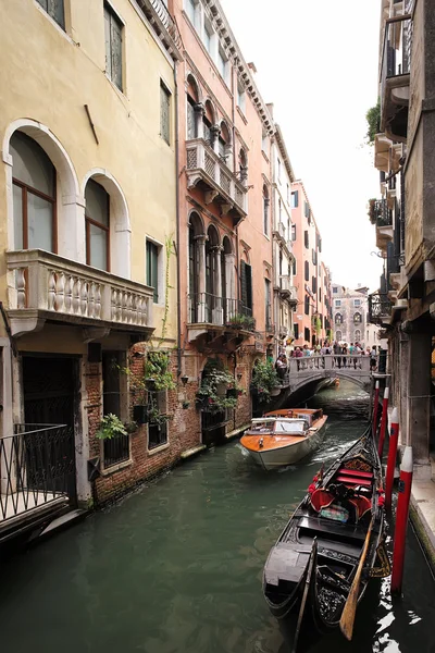 Jembatan melintasi kanal venetian — Stok Foto