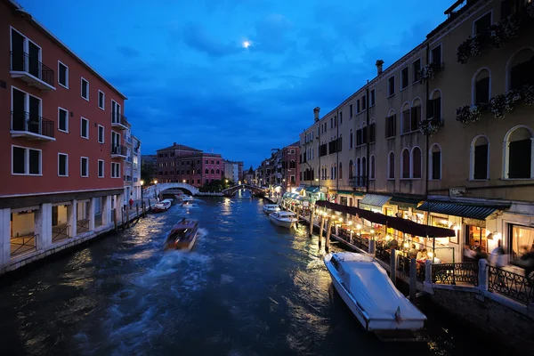 Tampilan malam kanal venetian — Stok Foto