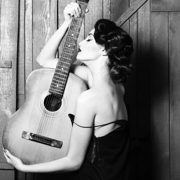 Retro gitar kadınla — Stok fotoğraf