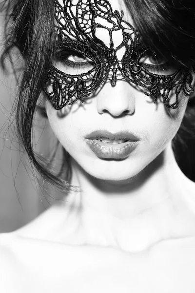 Sensuell kvinna i mask — Stockfoto