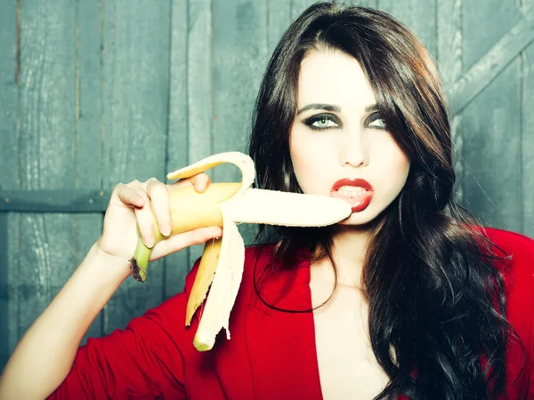 Kvinna äter banan — Stockfoto