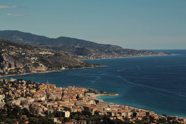 Şehre karşı yüksek dağlar