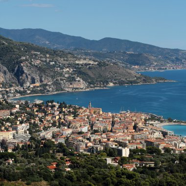 Şehre karşı yüksek dağlar