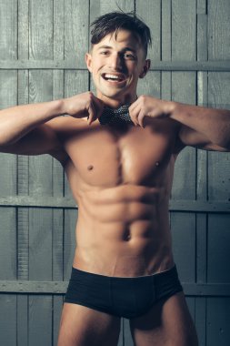 Büyüleyici neşeli erkek modeli