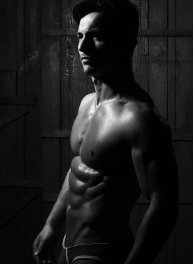 Yakışıklı kaslı genç fitness çocuk 