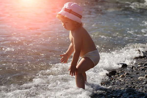 Chłopiec bawi się wodą — Zdjęcie stockowe