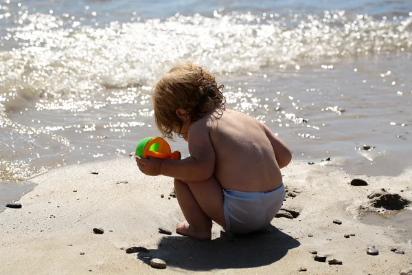 Chłopczyk na plaży — Zdjęcie stockowe