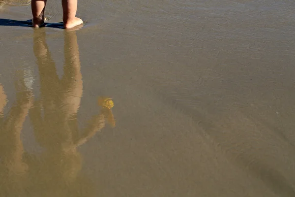 Отражение ребенка в воде — стоковое фото