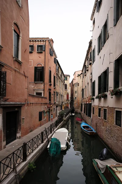 Boote an Liegeplätzen in Venedig — Stockfoto