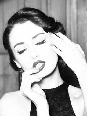 Güzel, şehvetli kadın.