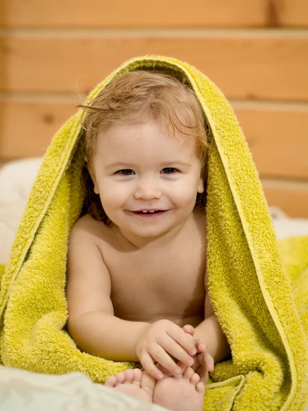 Petit garçon en serviette — Photo