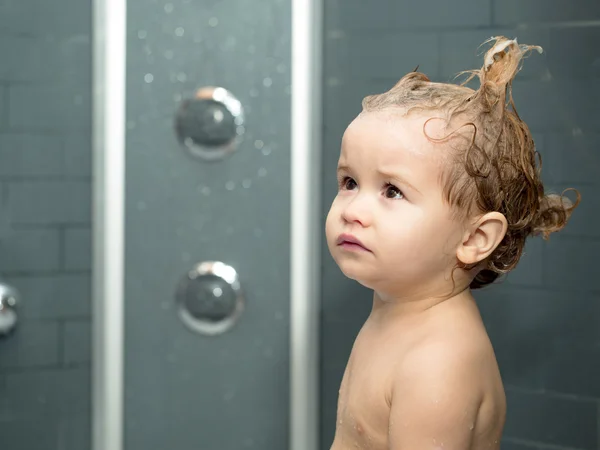Liten pojke i dusch — Stockfoto