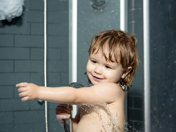 Kleiner Junge unter der Dusche — Stockfoto