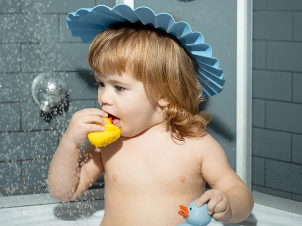 Niño juguetón en el baño — Foto de Stock