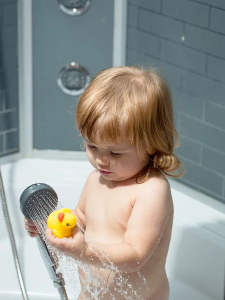 小男孩与小鸭在浴 — 图库照片