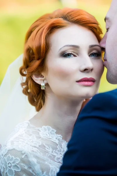 Kissing wedding couple — Stock Photo, Image