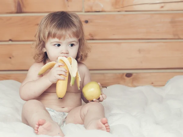 バナナとりんごを持つ少年 — ストック写真