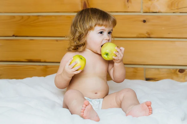 Boy eating apples — Stock Photo, Image
