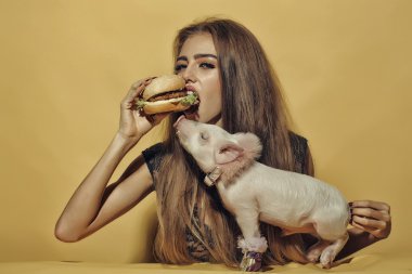 Domuz burger yiyen kız