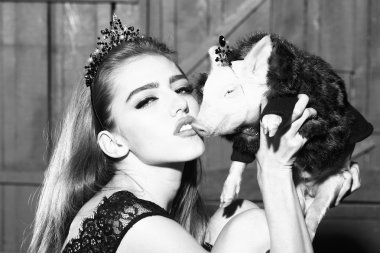 Genç kadın ve domuz