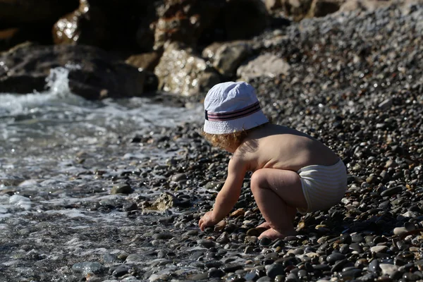 Niño jugando con el agua — Foto de Stock