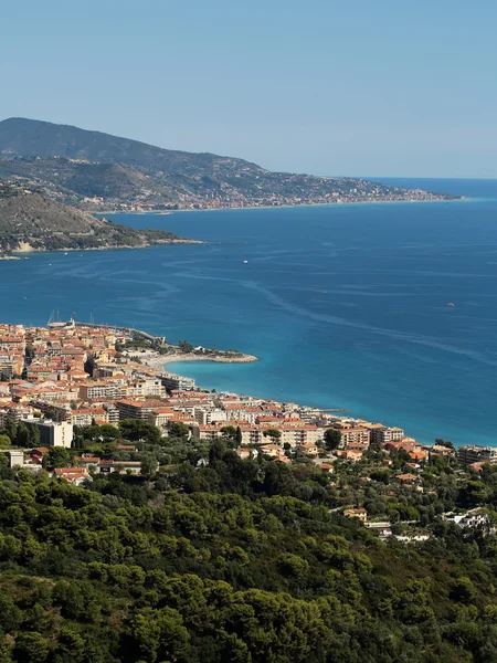 Città contro alte montagne — Foto Stock