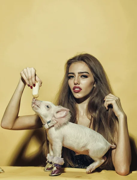 Жінка зі свинею та бананом — стокове фото