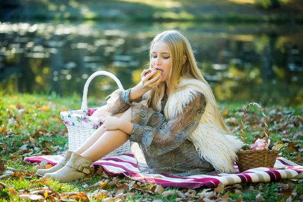 Giovane ragazza su picnic — Foto Stock