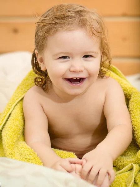 Malý chlapec v ručníku — Stock fotografie