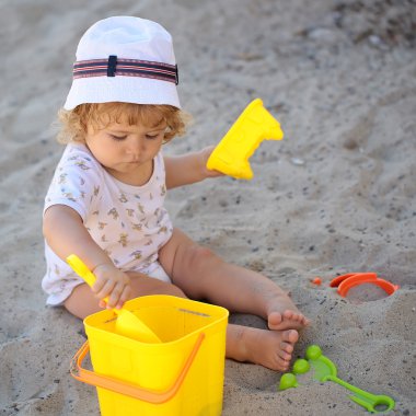 Plastik oyuncaklar ile kaplama çocuk