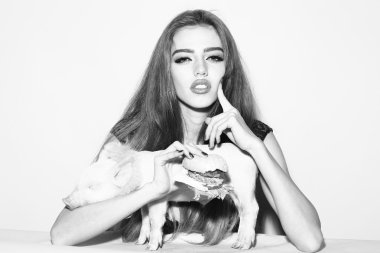 Burger ve pigglet kadın ile