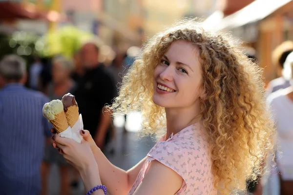 Mulher sorridente com sorvete — Fotografia de Stock