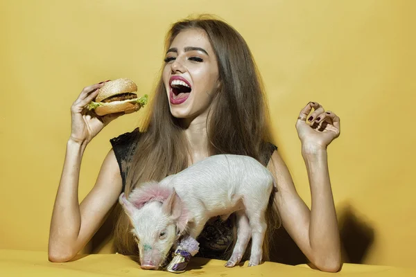 Fille manger hamburger avec porc — Photo