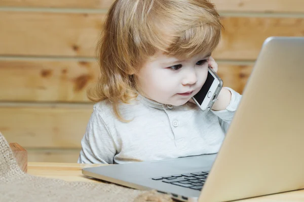 Menino com telefone e computador — Fotografia de Stock