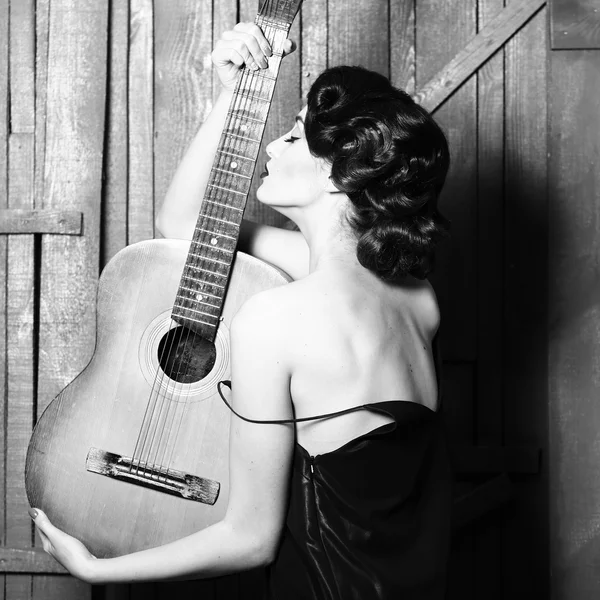 Retro mulher com guitarra — Fotografia de Stock