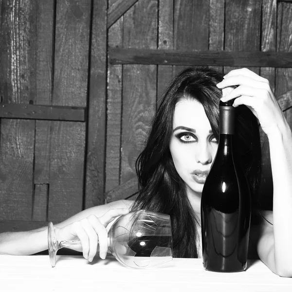 Sexy kobieta z wina — Zdjęcie stockowe